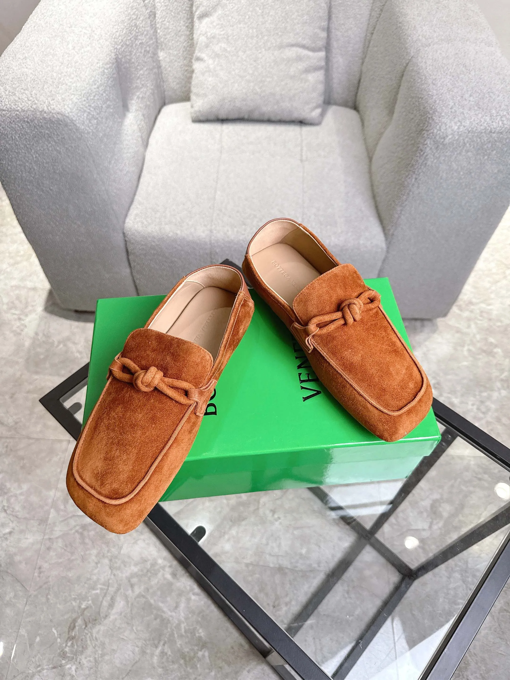 [BV] Top P: 800💰 Size: Women 35-39 (Customized for women 40) Men 39-44 (38.45 non-refundable) Bottega Veneta 2025 Autumn Counter Synchronized Couple Style Bottega Veneta Square Toe Flats Original 1:1 material selection, genuine leather outsole! A one-to-one replica of the original! quality assurance!